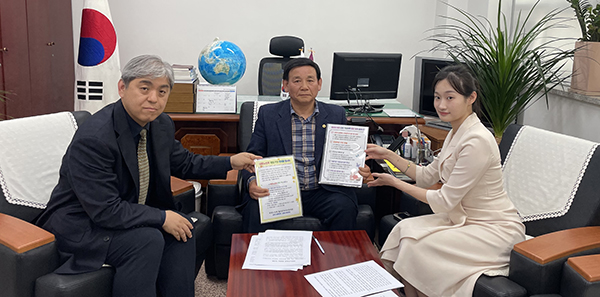 박승열 울산연합회장이 대한노인회 회원가입 안내문과 ‘경로당 회원으로 가입하면 좋은 일이 생깁니다’라는 슬로건을 보여주며 회원 확충 방안에 대해 설명하고 있다.